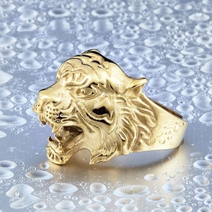 Polished gold tiger head ring for men in stainless steel with detailed facial carving