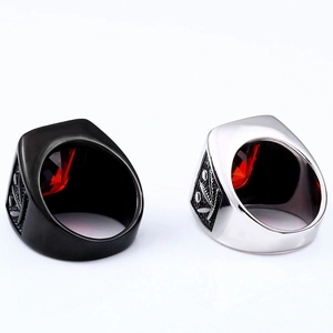 Bagues homme en acier inoxydable avec grosse pierre rouge carrée et motif feuille relief