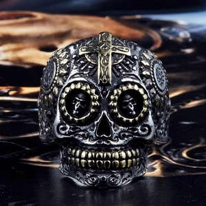 Bague tête de mort gothique en acier inoxydable avec croix dorée et style biker