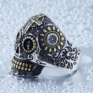 Bague tête de mort rétro en acier avec croix dorée et motif soleil sur fond métal