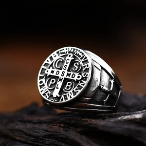Vintage roestvrijstalen herenring met Sint-Benedictus-medaille en zwartgeblakerd kruis
