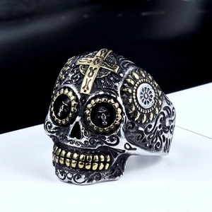 Bague Gothique Vintage Forme de Crâne pour Homme en Acier Inoxydable Avec Croix Gravée Bicolore Or Argent Bijoux Punk Rock
