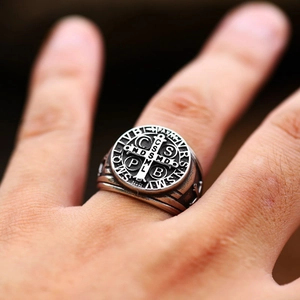 Close-up van vintage Sint-Benedictus ring in geoxideerd staal voor herenmode
