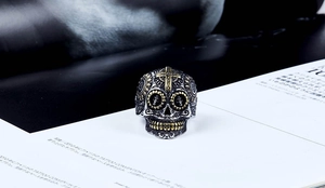 Détails de la bague tête de mort vintage avec croix dorée et textures gothiques