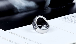 Détail d'une bague gothique avec gravures florales complexes sur bande d'acier robuste