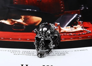Detailweergave van een zware gothic schedelring in vintage roestvrij staal