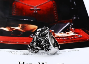 Detailweergave van een gotische schedel- en drakenring met vintage stalen finish