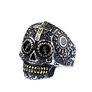 Bague tête de mort rétro en acier inoxydable avec croix dorée et motifs gothiques