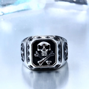 Bague punk tête de mort en acier inoxydable pour homme avec reliefs croix et fini argent