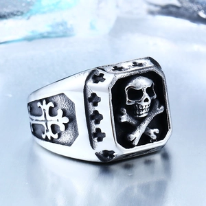 Détail macro d'une bague tête de mort gothique avec finition acier vintage et croix