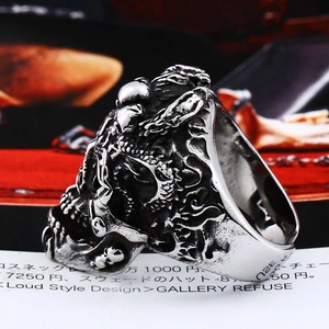Gothic punk schedel ring van geoxideerd titanium staal met drakenschub gravures