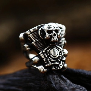 Bague motard en acier inoxydable vintage avec crâne et piston sur socle en bois