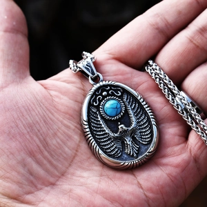 Nahaufnahme des Vintage Adleranhängers mit Türkis-Inlay an einer dicken Gliederkette