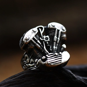 Bague pour homme en acier inoxydable style moteur V-Twin rétro au fini industriel
