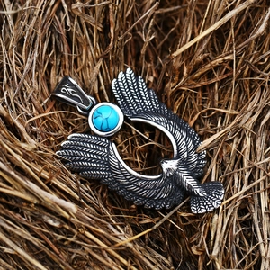 Nahaufnahme des Vintage Adler-Anhängers mit Türkis-Inlay und detaillierter Federstruktur