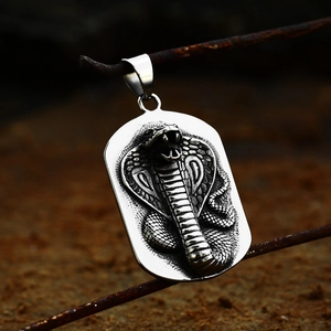 Colgante de cobra en acero inoxidable estilo punk vintage con detalles de relieve