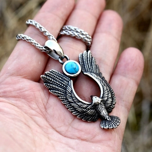 Detailaufnahme des Vintage Edelstahl-Adleranhängers mit feinen Türkis-Details