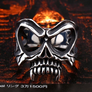 Retro punk gothic vampire skull ring with long fangs and distressed silver finish