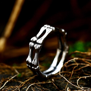 Bague gothique en acier inoxydable au design double squelette sur fond de mousse