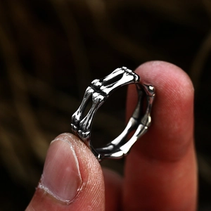 Bague vintage tête de mort en acier inoxydable avec finition oxydée style punk gothique
