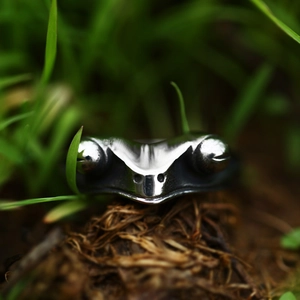 Realistic silver frog animal ring in stainless steel with a polished finish for men and women