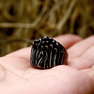 Nahaufnahme des Vintage-Punk-Sensenmann-Rings mit Kreuzdetails in der Hand