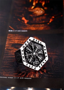 Makroaufnahme des Wikingerkompasses Vegvisir auf einem hexagonalen Siegelring aus Stahl