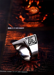Nahaufnahme von Silbernem Edelstahlring mit Valknut Wikinger-Symbol und Vintage-Finish