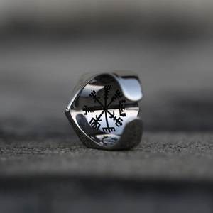 Nordischer Wikinger Kompassring aus Edelstahl mit Vegvisir Gravur auf Steinfläche