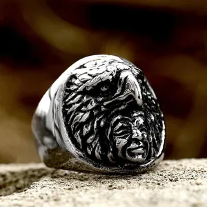 Anello biker vintage in acciaio con rilievo 3D di aquila e capo tribale su roccia