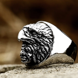 Anello in rilievo con aquila guerriera in acciaio al titanio stile retrò vintage