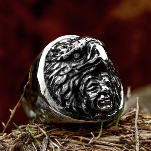 Dettaglio del rilievo dell'aquila e del capo indiano sull'anello retrò in acciaio