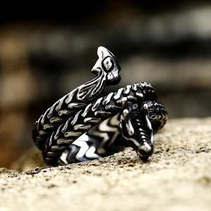 Macro detail van een vintage drakenring met geoxideerde afwerking en schubbenstructuur