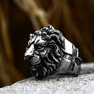 Macro di anello con testa di leone in acciaio retrò con rilievo su pietra grigia