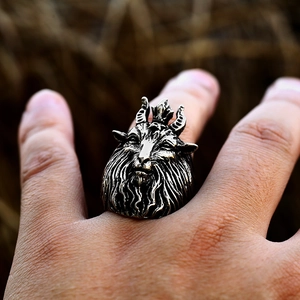 Dettaglio macro dell'anello vintage a testa di capra argentato con corna incise