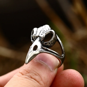 Gros plan d'une bague tête de corbeau gothique en acier inoxydable vieilli sur un doigt