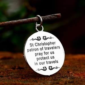 Silberner St. Christopher Anhänger aus Edelstahl an einem rustikalen Eisenstab
