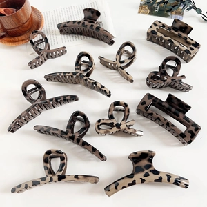 Collection de pinces à cheveux léopard élégantes dans un décor de style de vie moderne