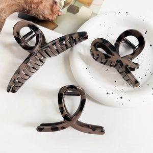Lot de trois pinces à cheveux en écaille de tortue foncée pour un coiffage élégant et chic