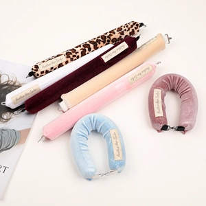 Detail von weichen Samt- und Leoparden-Lockenwicklern ohne Hitze mit Metallclips