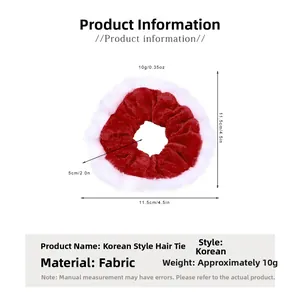 Dettaglio dell'elastico per capelli natalizio in peluche rosso e bianco con misure