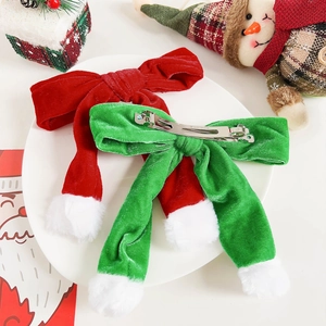 Dettaglio dei fermagli per capelli a fiocco in velluto rosso e verde per Natale