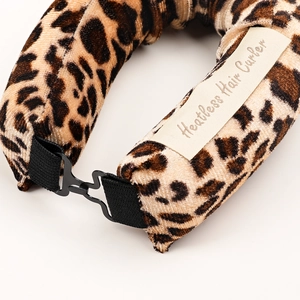 Makroaufnahme von leopard-print haarwicklern ohne hitze mit samt-textur und clip-verschluss