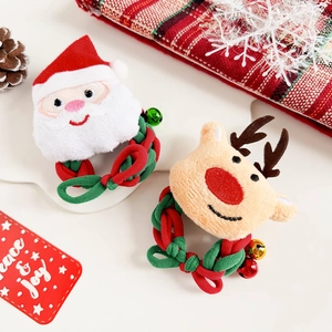 Détail de chouchous de Noël en peluche avec motifs Père Noël, renne et petits grelots