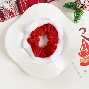 Vista dettagliata dall'alto di un elastico di Natale in peluche rosso e bianco su vassoio