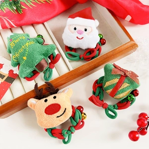 Lot de quatre chouchous de Noël en peluche avec motifs cerf et Père Noël sur plateau