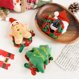Vue détaillée de chouchous de Noël avec renne en peluche et broderie bonhomme en pain d'épice