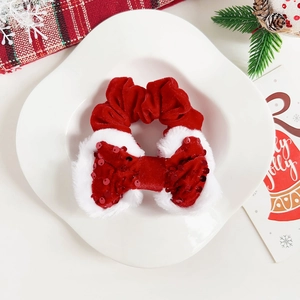 Dettaglio dell'elastico di Natale in velluto rosso con pelliccia sintetica e paillettes