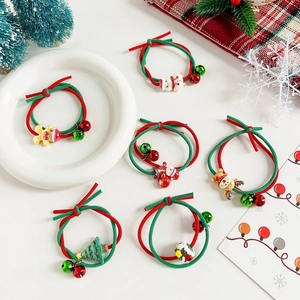 Detail von Weihnachts-Haargummis mit Glöckchen und niedlichen Lebkuchenmann-Anhängern