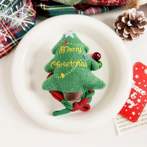 Vue détaillée du chouchou sapin de Noël en peluche avec broderie et petites cloches